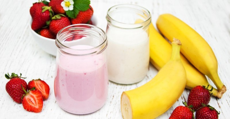 Bananas and strawberries with yogurt 800x416 - PROBIOTICA VOOR GEWICHTSVERLIES WAT ZIJN DE VOORDELEN