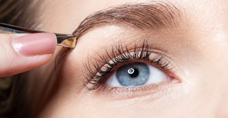 How to Grow Thick Eyebrows Naturally 800x416 - WENKBRAUWEN SNELLER LATEN GROEIEN 11 BEWEZEN TIPS