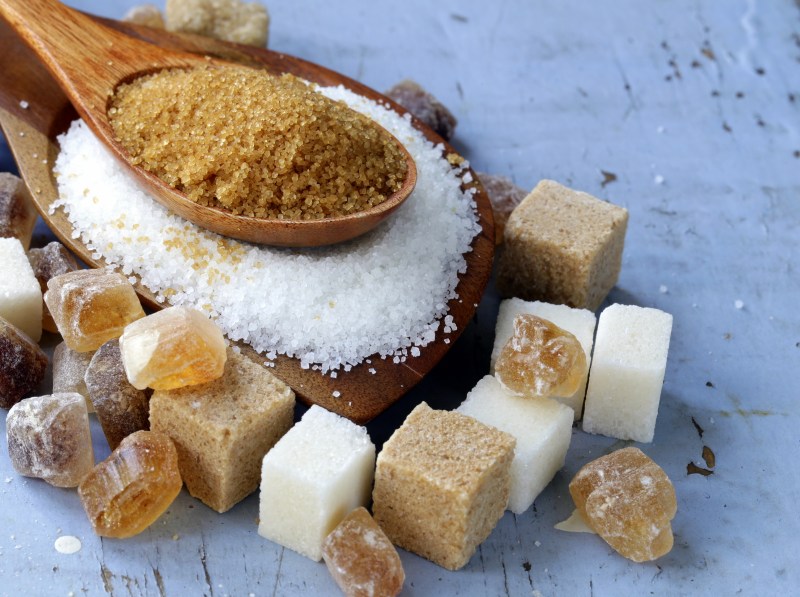 different types of sugar in a spoon - HOE SUIKER VERSLAVING ONTWIKKELT