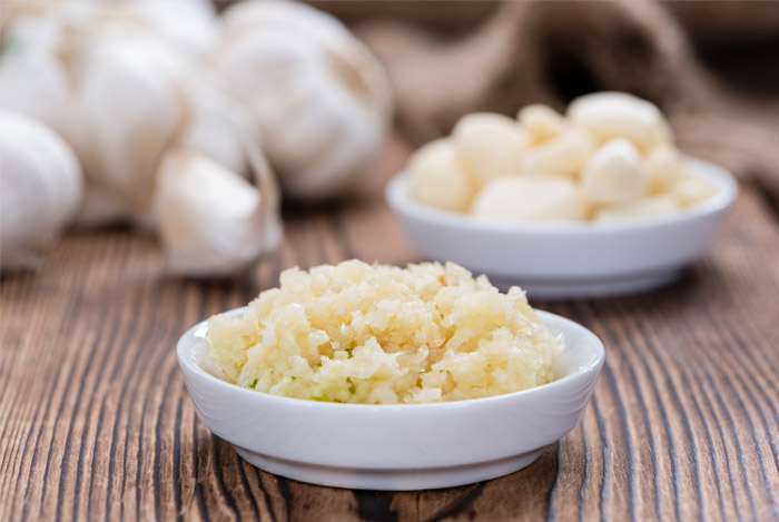 garlic crushed - 14 GEZONDE EIGENSCHAPPEN VAN KNOFLOOK