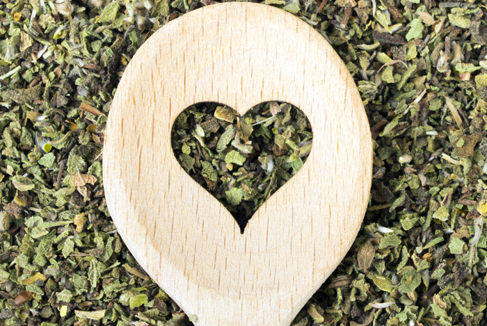 green tea leaves heart spoon - IS GROENE THEE ECHT GOED VOOR GEWICHTSVERLIES?