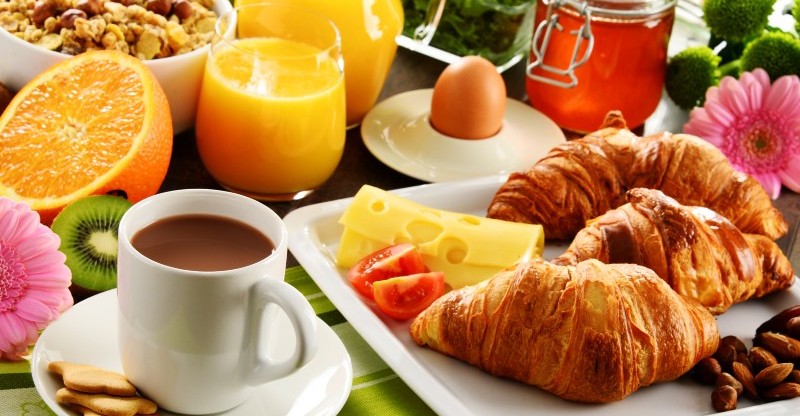 healthy breakfast on a table 800x416 - IS HET OVERSLAAN VAN ONTBIJT SLECHT VOOR JE ?
