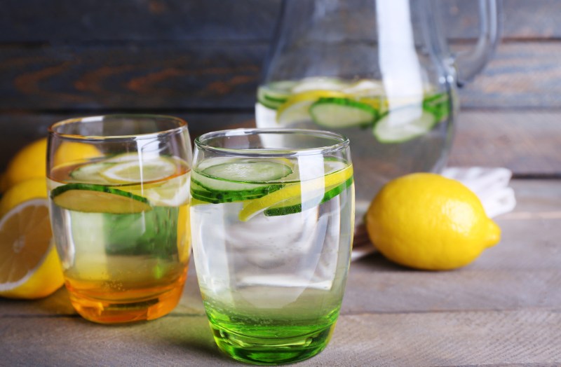healthy water with lemon and cucumber - HOEVEEL WATER MOET JE PER DAG DRINKEN? WAAROM WATER DRINKEN BELANGRIJK IS
