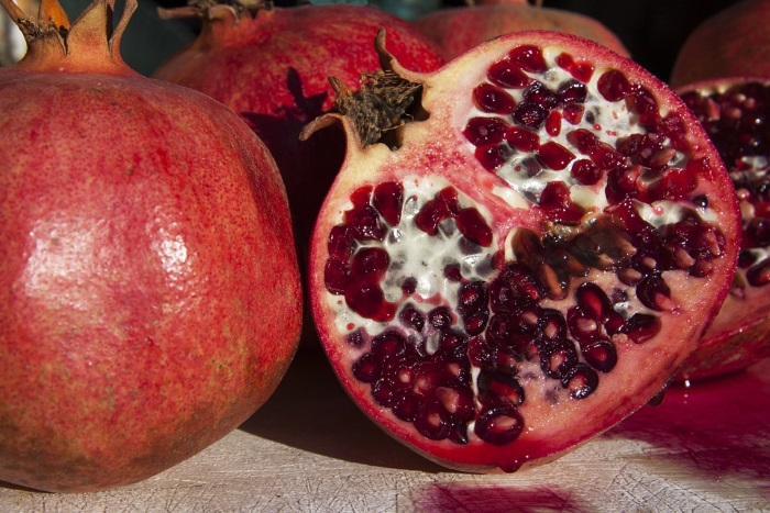 pomegranate-benefits-cut-half