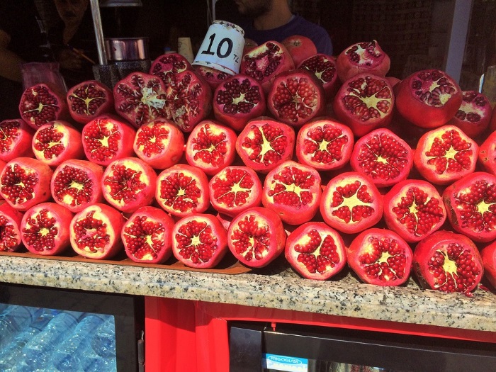 pomegranates-selling