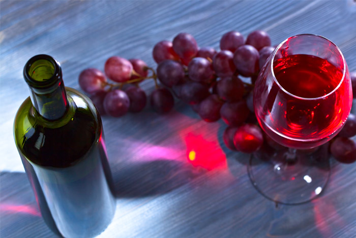red wine bottle grapes - TOP 13 SUPERFOODS OM CHOLESTEROL TE VERLAGEN