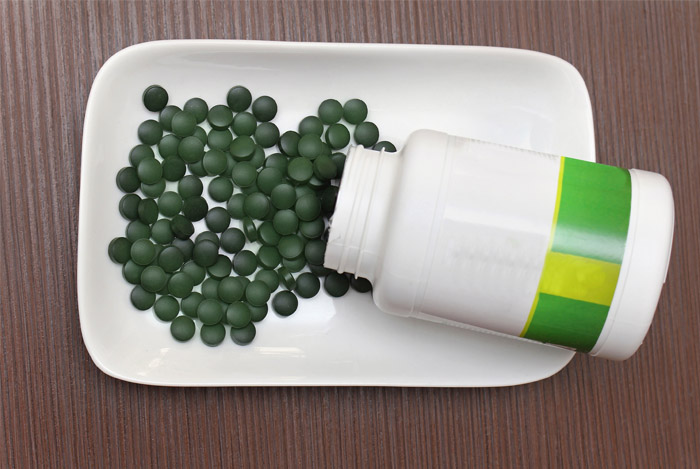 spirulina-pill-bottle-table