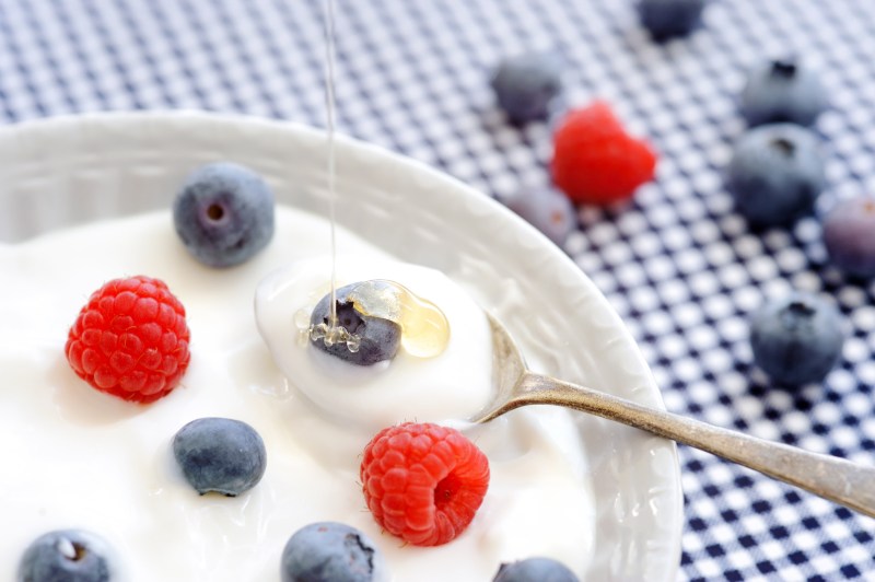 Plain yoghurt topped with blueberry and raspberry