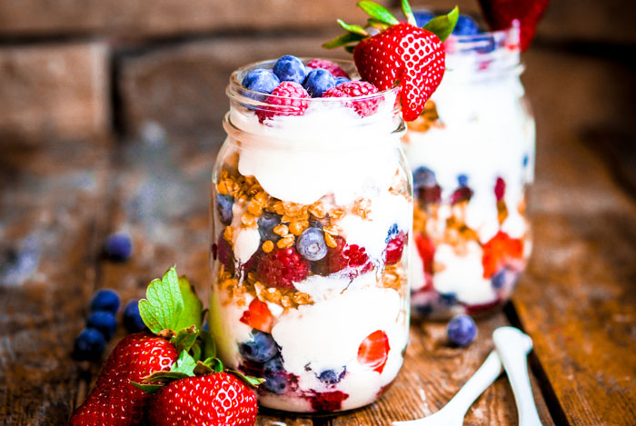 yogurt parfait healthy breakfast - 17 EENVOUDIGE, GEZONDE ONTBIJTIDEEËN EN RECEPTEN
